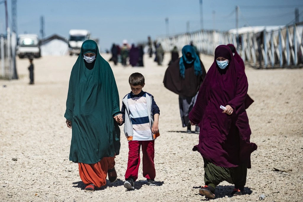 Last year, Save the Children warned that the children of Daesh fighters were “wasting away” in Al-Roj and Al-Hol camps in northeast Syria. (File/AFP)