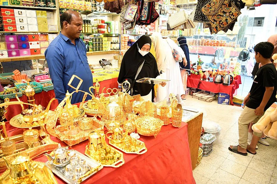 Pilgrims shop for gifts and souvenirs in Makkah shops after performing Hajj. (SPA)