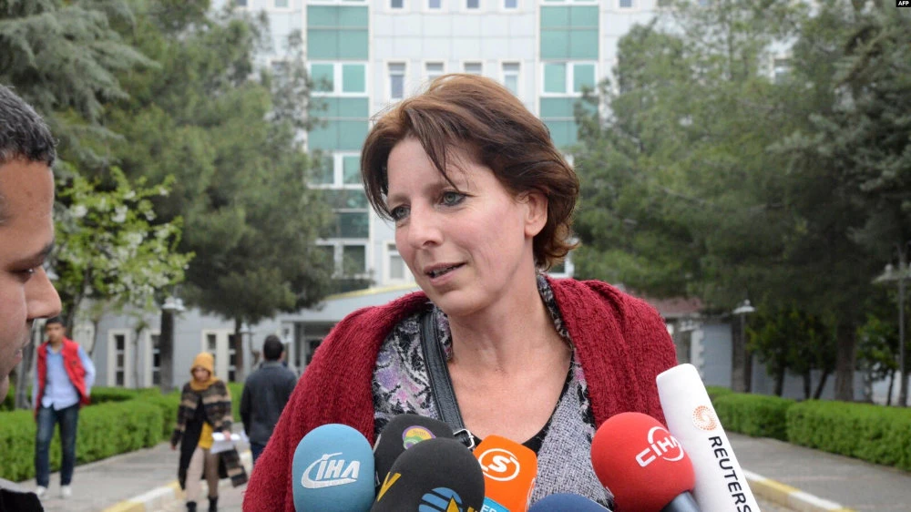 Dutch journalist Frederike Geerdink leaves the Diyarbakir courthouse, April 13, 2015, in the southeastern city of Diyarbakir, Turkey. (AFP/File)