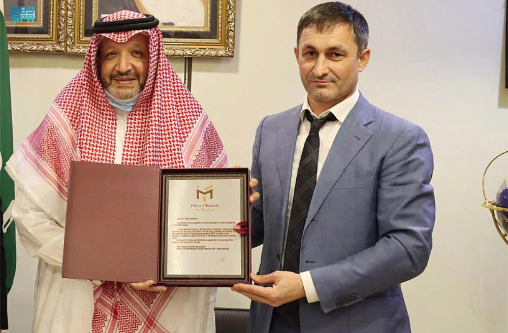 Zuhair Khattab Shaker receives Hezbollah Asyouf in Makkah. (SPA)