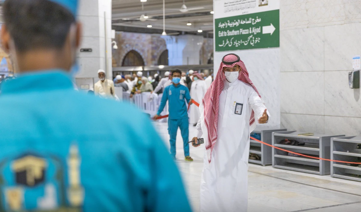 Monitors at the Grand Mosque in Makkah supervise cleaning operations. (@ReasahAlharmain)