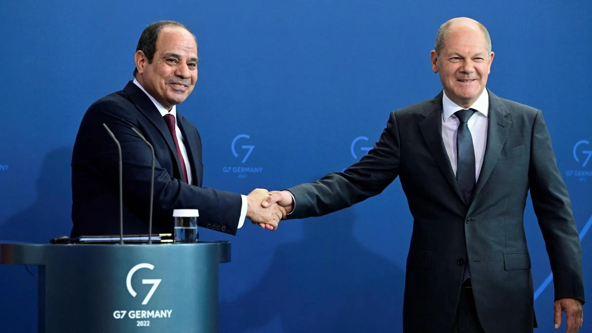 German Chancellor Olaf Scholz (R) shakes hands with Egypt’s President Abdel Fattah El-Sisi at the end of a joint press conference at the Chancellery in Berlin on July 18, 2022. (AFP)