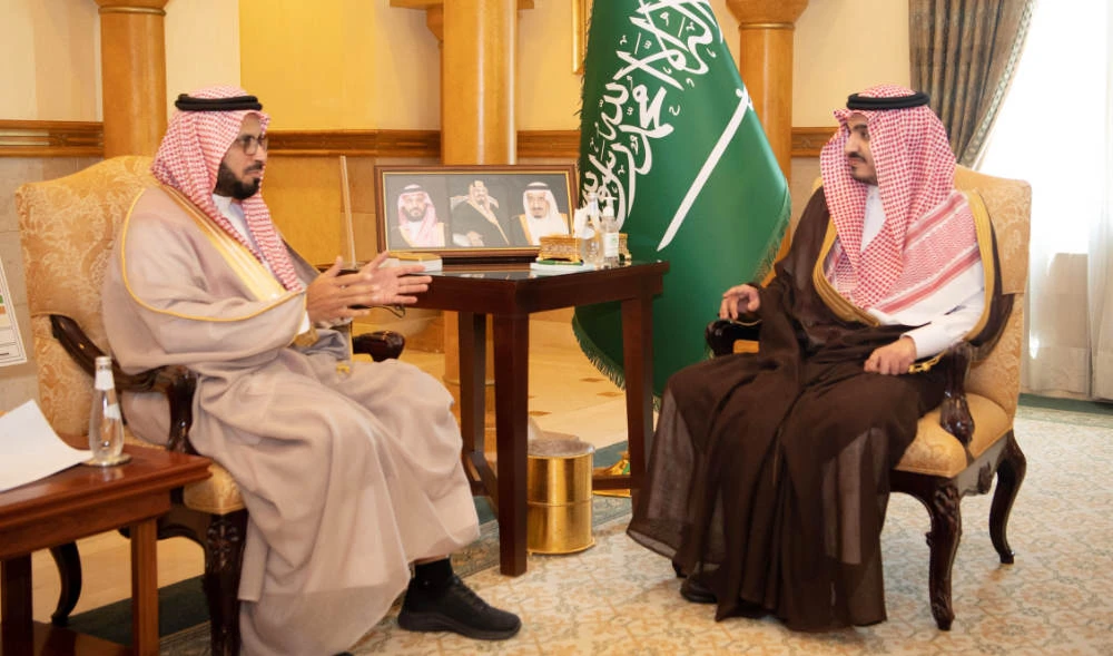 Prince Badr bin Sultan receives CEO of Jeddah Airports Co.
