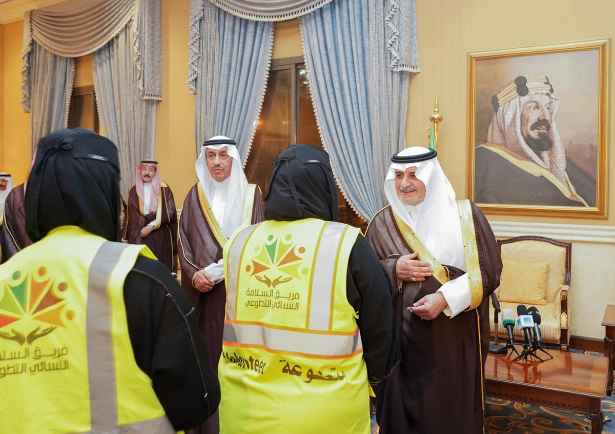Tabuk governor praises workers for participation in Hajj at Halat Ammar port