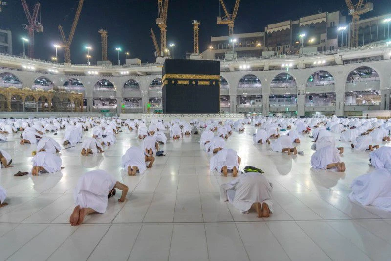 Muslims, keeping a safe social distance, pray as they perform Umrah at the Grand Mosque in the holy city of Makkah, Saudi Arabia, (SPA/Reuters)