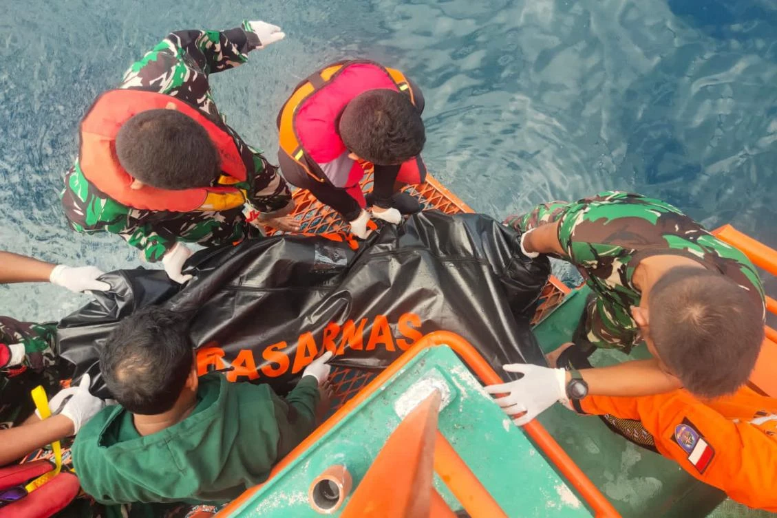 Rescuers move victims’ bodies after KM Cahaya Arafah sank in bad weather in waters off Indonesia’s Ternate island. (Indonesia’s National Search And Rescue Agency via AFP)