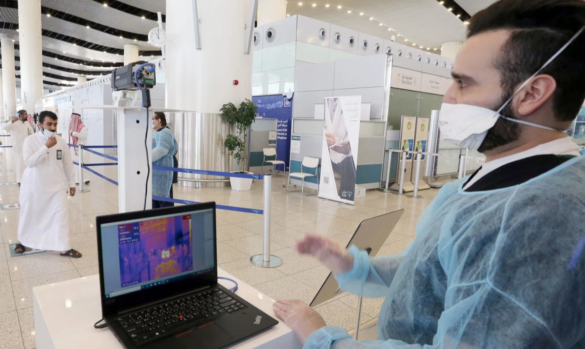 A security man looks at a screen showing the body temperature of travelers, at Riyadh International Airport, Saudi Arabia. (Reuters/File)