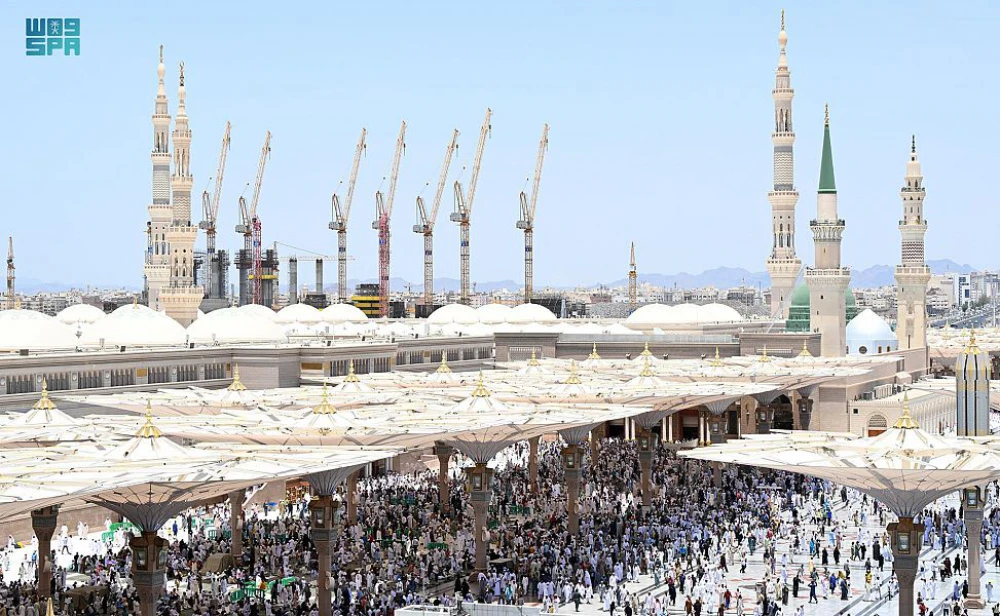 Volunteers from Madinah municipality continue to distribute umbrellas to visitors to the Prophet’s Mosque to protect them from the sun. (SPA)