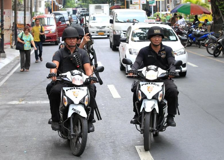 Members of the Philippine National Police (PNP) Special Weapons And Tactics (SWAT) patrol along a main street of metro Manila in the Philippines May 12, 2016. (Reuters)