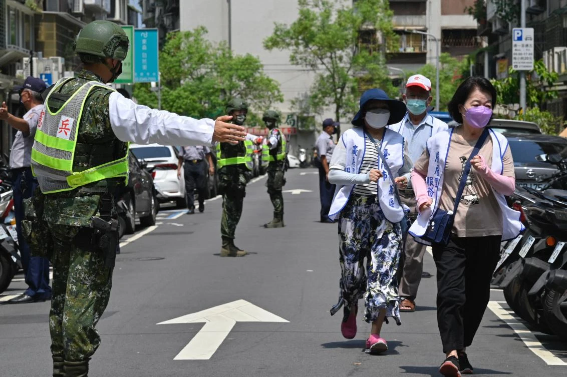 Military personnel guide local residents to take shelter during the Wanan Air Raid Drill, as part of the annual Han Kuang drill, in Taipei on July 25, 2022. (AFP)