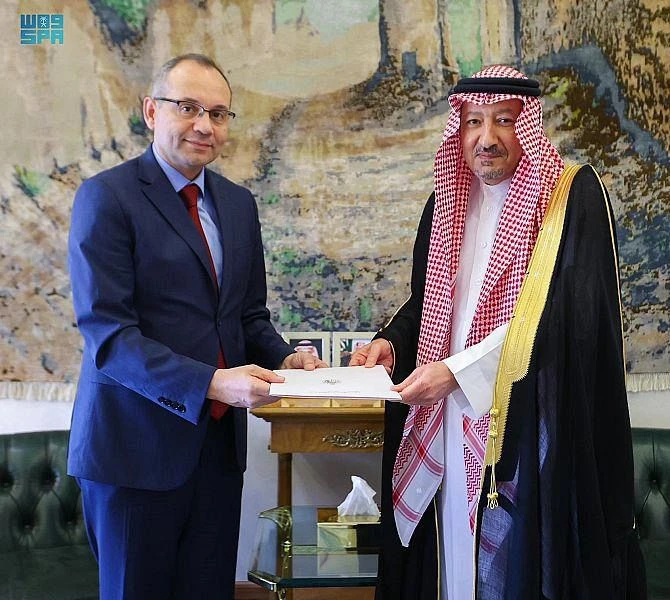 Saudi Arabia’s Deputy Minister of Foreign Affairs Walid bin Abdul Karim Al-Khuraji and Tunisia’s ambassador to the Kingdom Hisham Al-Forati met in Riyadh on Tuesday. (SPA)