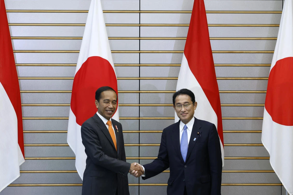 Indonesian President Joko Widodo, left, and Japan’s Prime Minister Fumio Kishida meet in Tokyo on July 27, 2022. (AP)