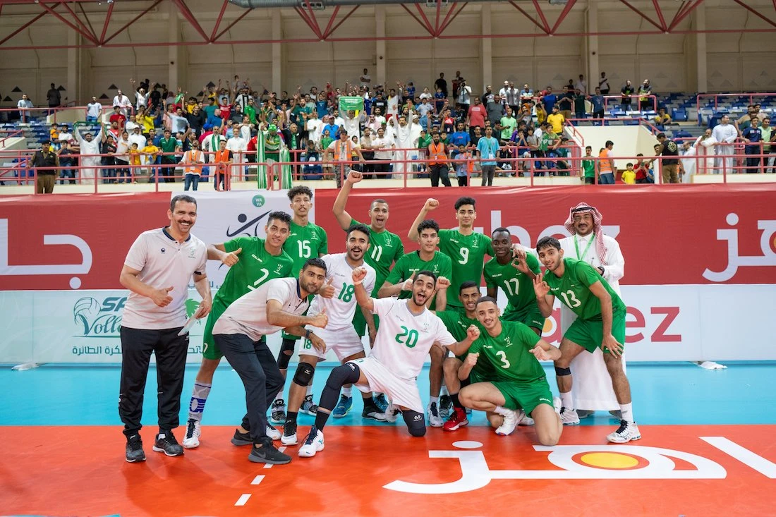 Saudi's players and staff celebrate winning Group B at the 2022 West Asian Junior Volleyball Championship. (@ksavollyball)