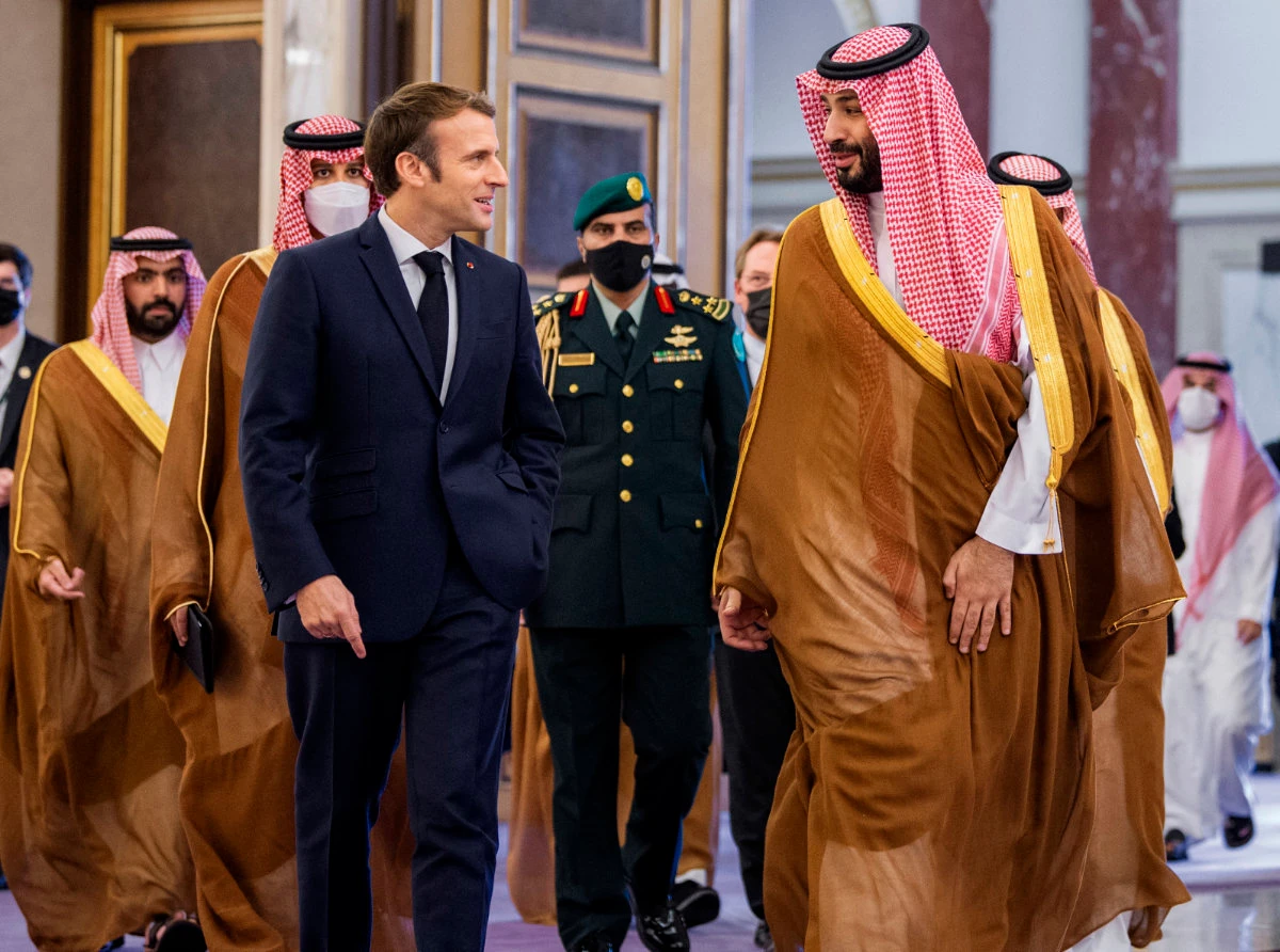 French President Emmanuel Macron welcomes Saudi Crown Prince Mohammed bin Salman in Paris on Thursday. (AFP)