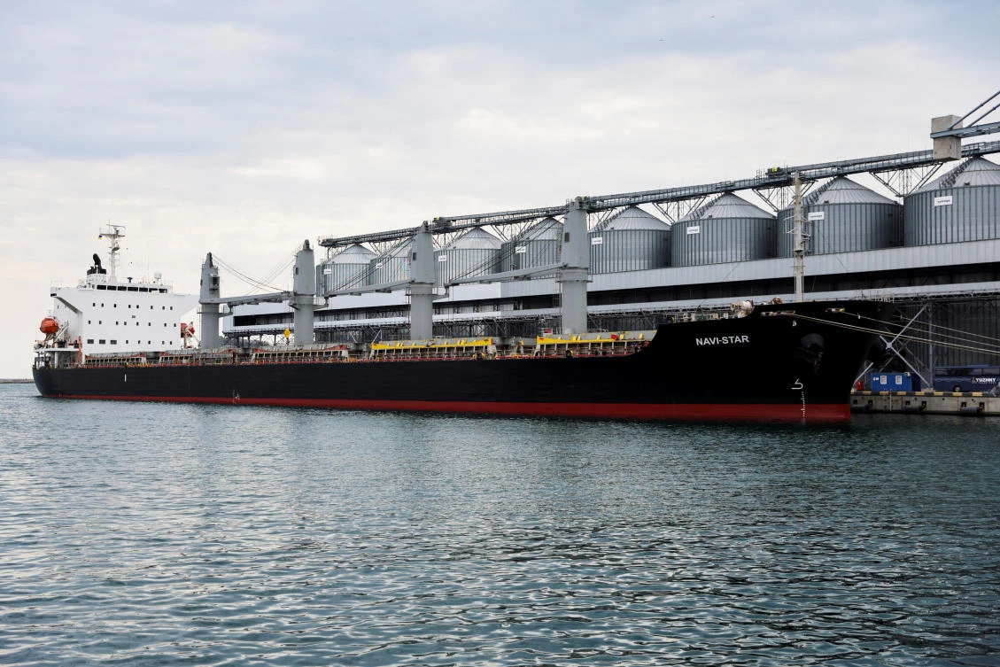 Zelensky visits port as Ukraine readies for grain exports