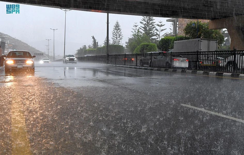Saudi Civil Defense calls for caution as thunderstorms expected until Wednesday