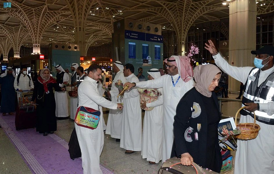 Ministry of Hajj and Umrah officials received the first group of Umrah pilgrims with bouquets of fresh roses, dates and bottled Zamzam water in Madinah. (SPA)