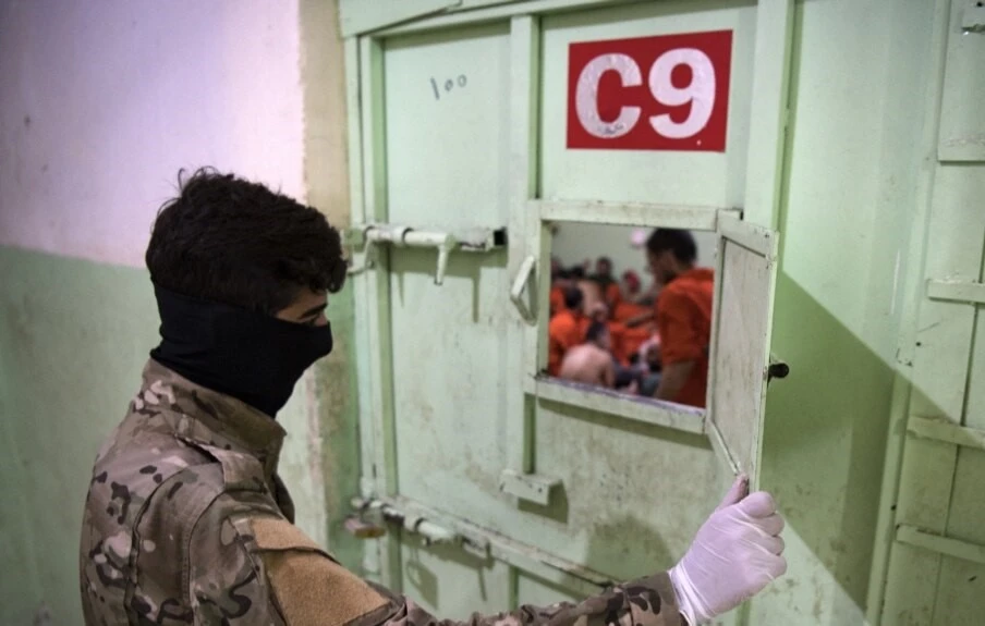 A Syrian Democratic Forces (SDF) guard monitors suspected Daesh members at a prison in Hasakeh, northeastern Syria, Oct. 26, 2019. (AFP)