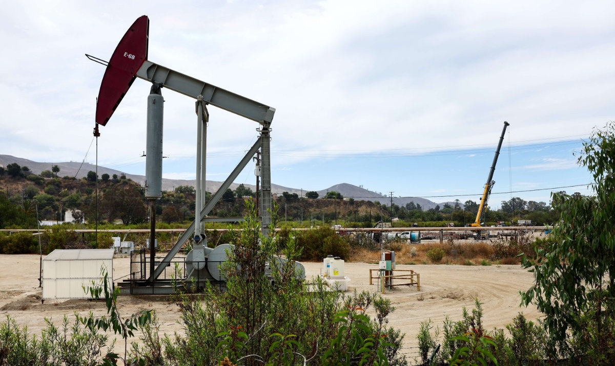 Global oil prices dip on weakening market sentiment