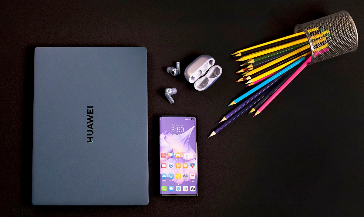 The Huawei MateBook X Pro sports a skin-soothing metallic body, delivering a unique matte surface and offering a comfortable grip.