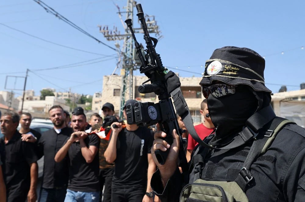 A fighter affiliated with the Palestinian Islamic Jihad (PIJ) movement stands guard during the funeral of Dirar Al-Kafrayni in Jenin, occupied West Bank, Aug. 2, 2022. (AFP)