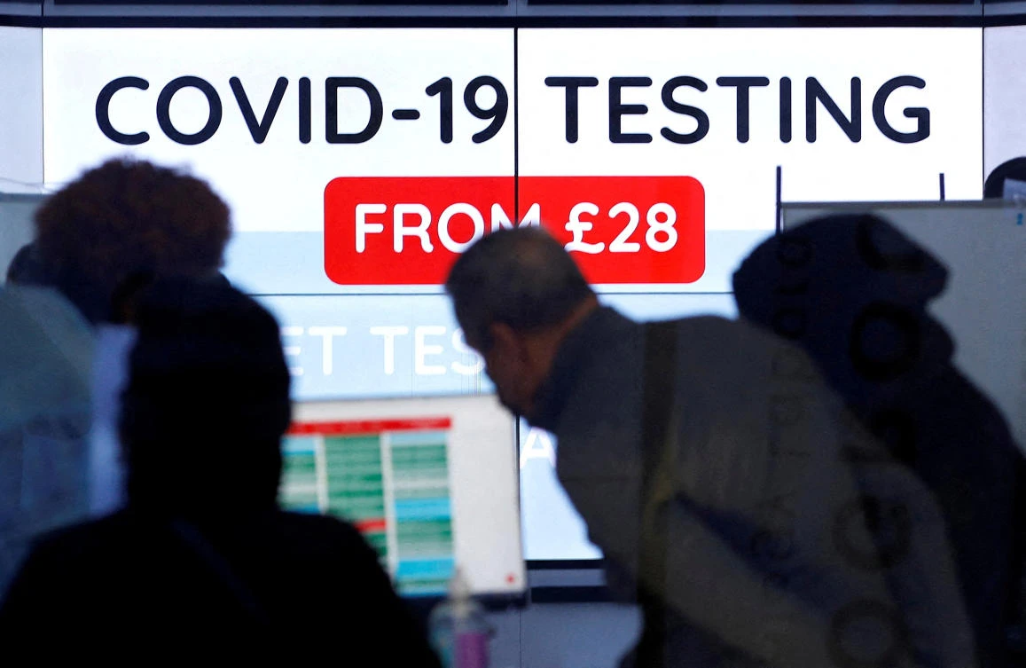 Customers are seen inside a private COVID-19 testing clinic in a busy shopping area in London in December 2021. (Reuters/File)