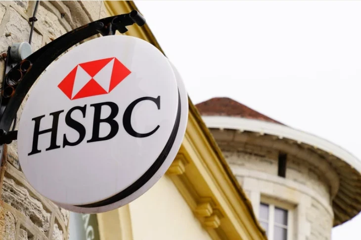 Banks must reflect cost of living crisis in pay, says UK watchdog