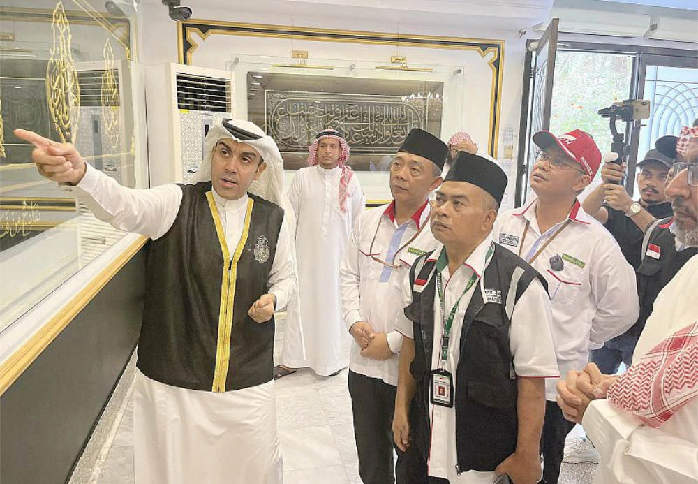 Head of Indonesian Hajj Mission visits Kiswa complex in Makkah