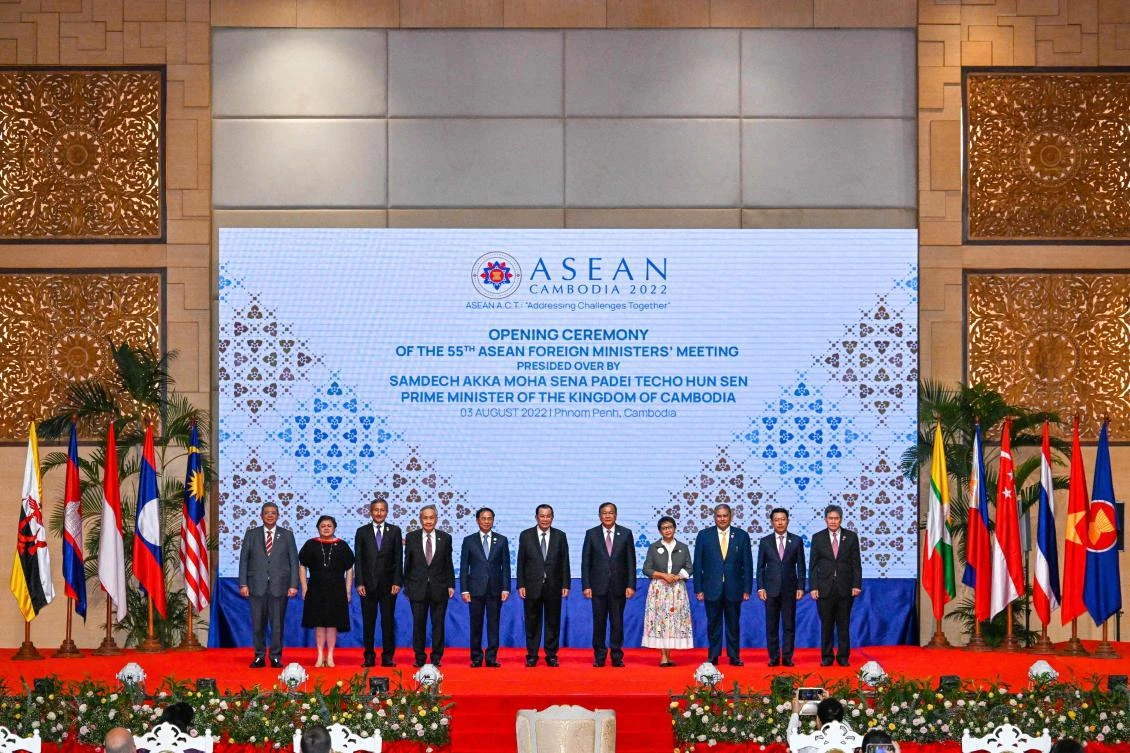 ASEAN foreign ministers pose for a family picture during the opening ceremony for their meeting in Phnom Penh on Aug. 3, 2022. (AFP)