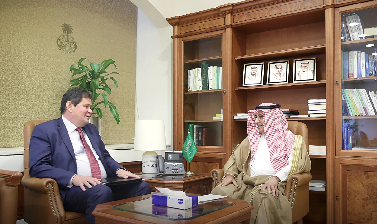 Saudi deputy minister meets UK ambassador in Riyadh