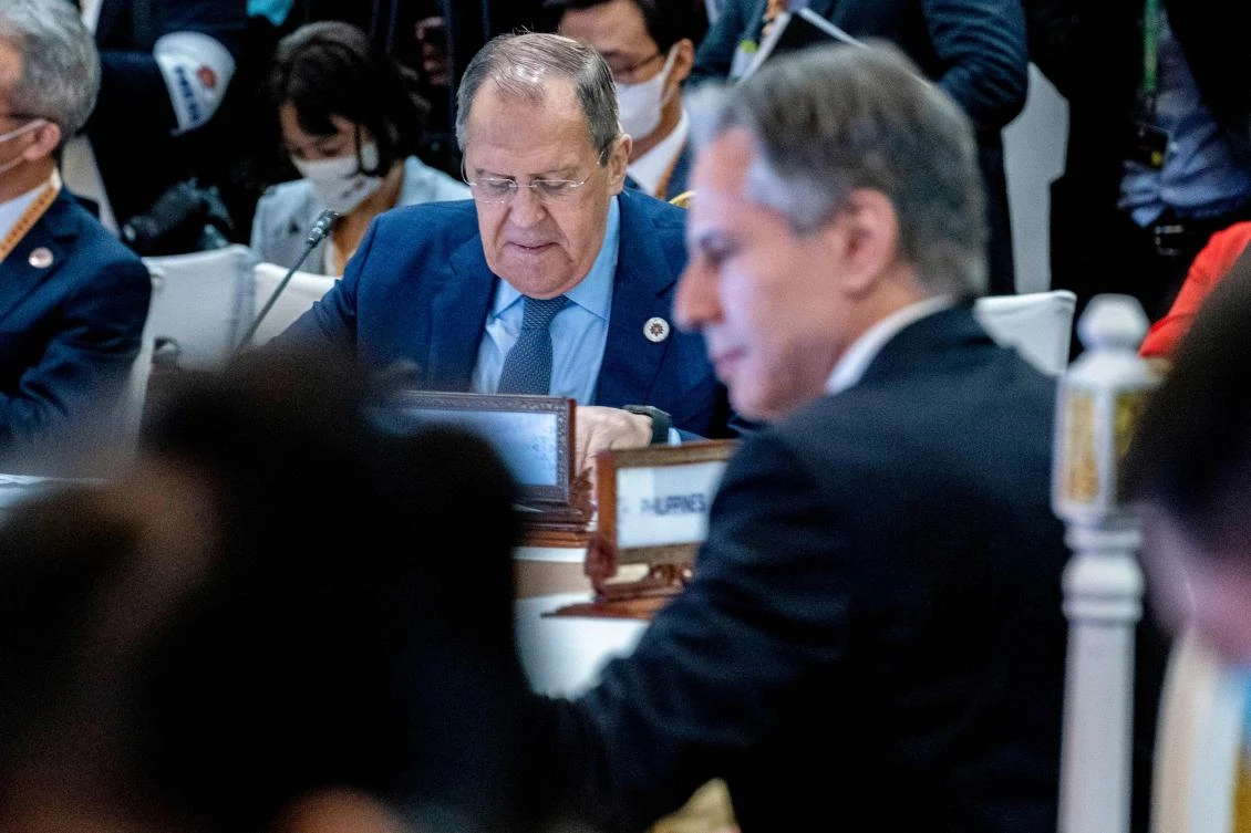 US Secretary of State Antony Blinken, foreground, and Russia’s Foreign Minister Sergey Lavrov attend a meeting during the 55th ASEAN Foreign Ministers’ Meeting in Phnom Penh on Aug. 5, 2022. (AFP)