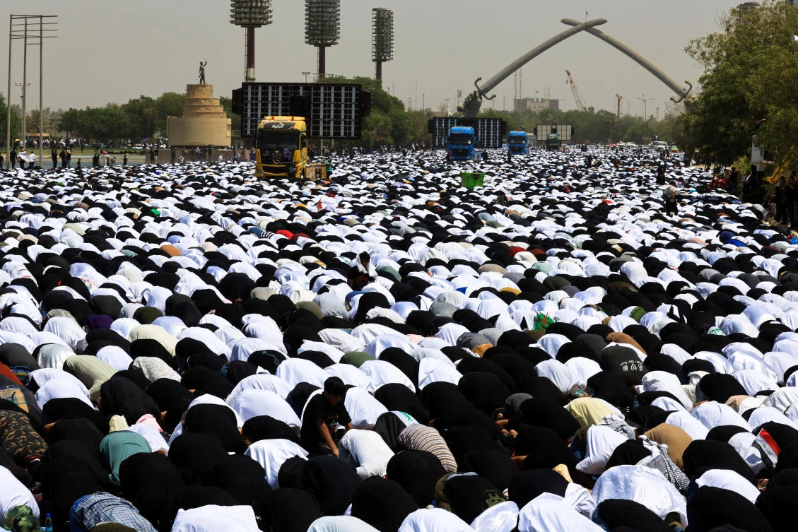 Tens of thousands pray in show of force by Iraq cleric Sadr