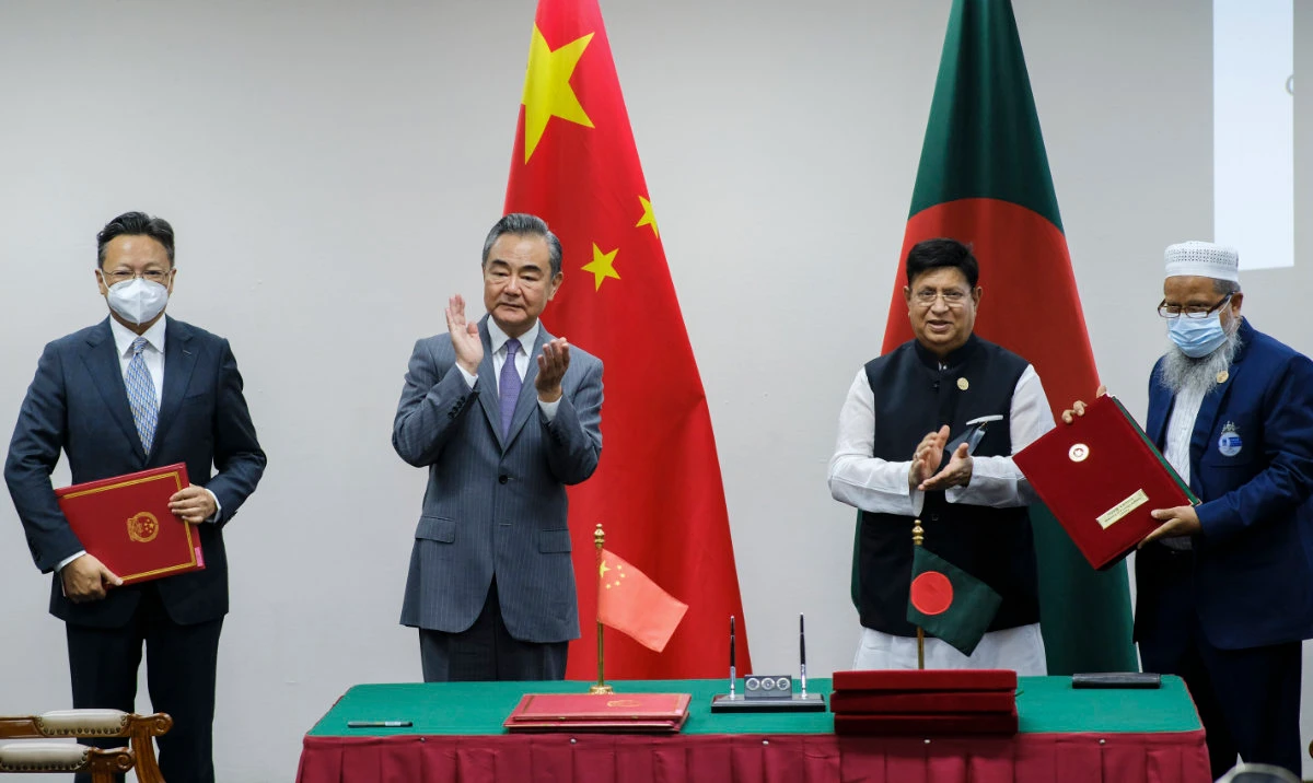 Chinese Foreign Minister Wang Yi, center left, and his Bangladeshi counterpart A.K. Abdul Momen applaud as both countries sign agreements in Dhaka, Bangladesh, Sunday, Aug.7, 2022. (AP)