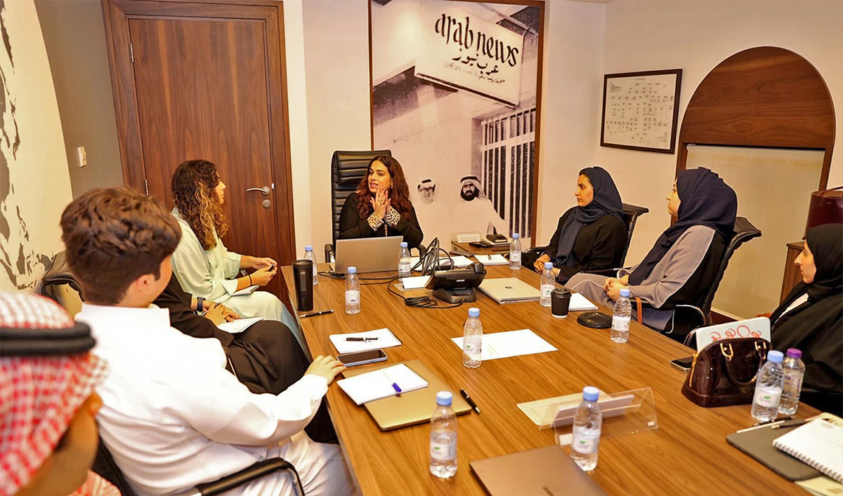 Arab News Pakistan editor Mehreen Zahra-Malik (center) trains MISK interns in Riyadh. (Meshaal Suliman Al Qadeer)