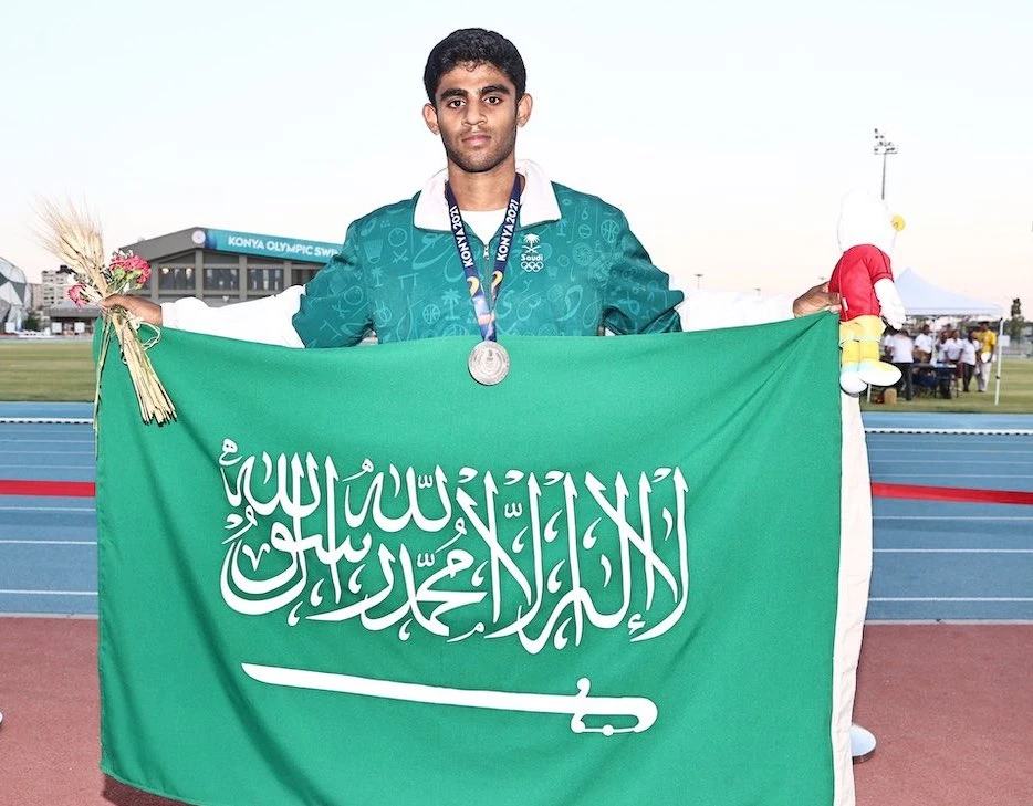 Hussain Al-Hizam celebrates winning silver in the pole vault competition. (Twitter: @saudiolympic)