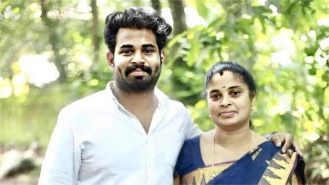 In this undated photo, Nedumkalathil Bindu, 42, is seen with her son, Vivek Ottupara, 24, in the Malappuram district of Kerala, southwestern India. (Supplied)
