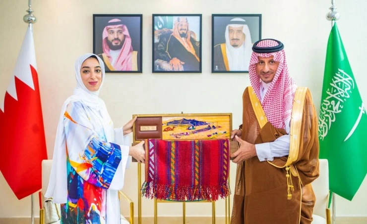 Fatima Jaafar Al-Sairafi met with Qusai Al-Fakhri, CEO of Saudi Tourism Development Fund, in Riyadh where both reviewed ways to create diverse business opportunities in the tourism sector. (BNA)