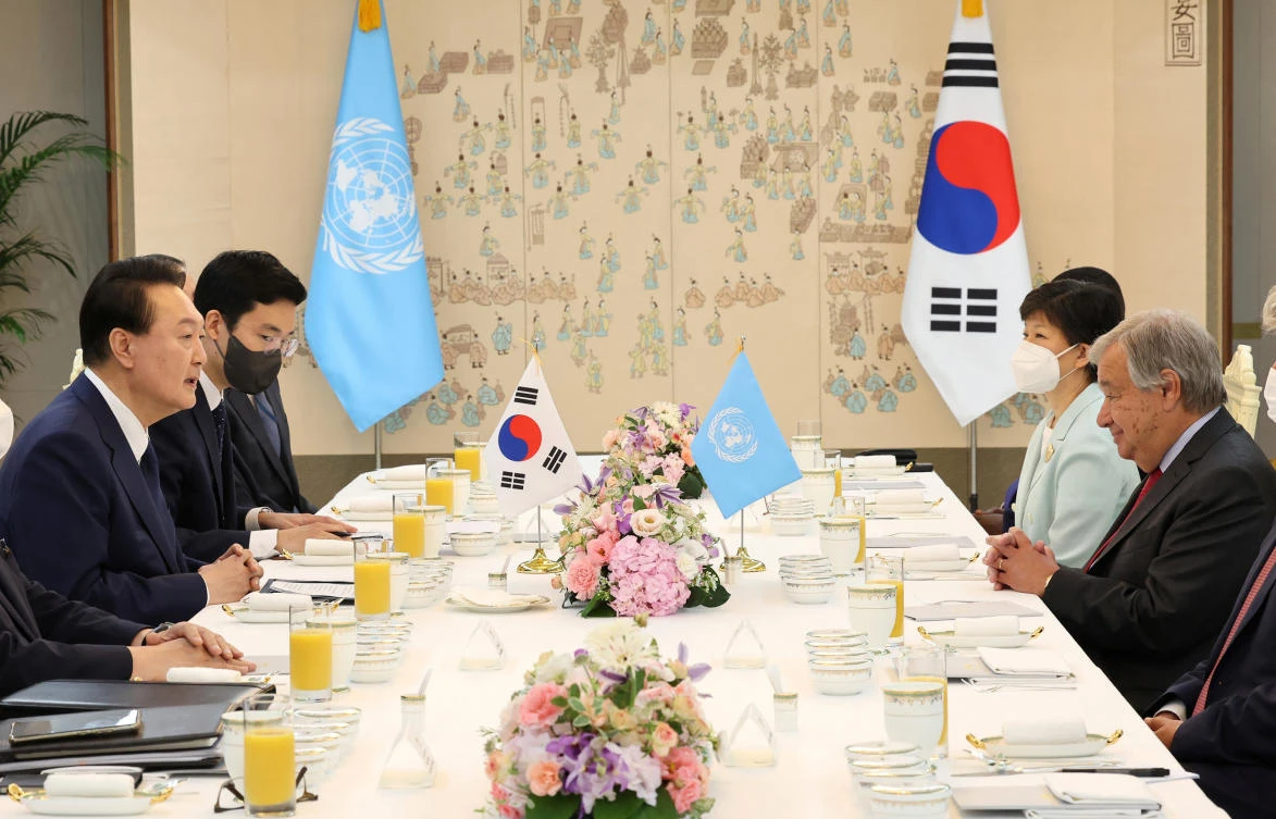 UN Secretary-General Antonio Guterres, right, talks with South Korean President Yoon Suk-yeol about denuclearization of the Korean peninsula in Seoul on Aug. 12, 2022. (Yonhap via Reuters)