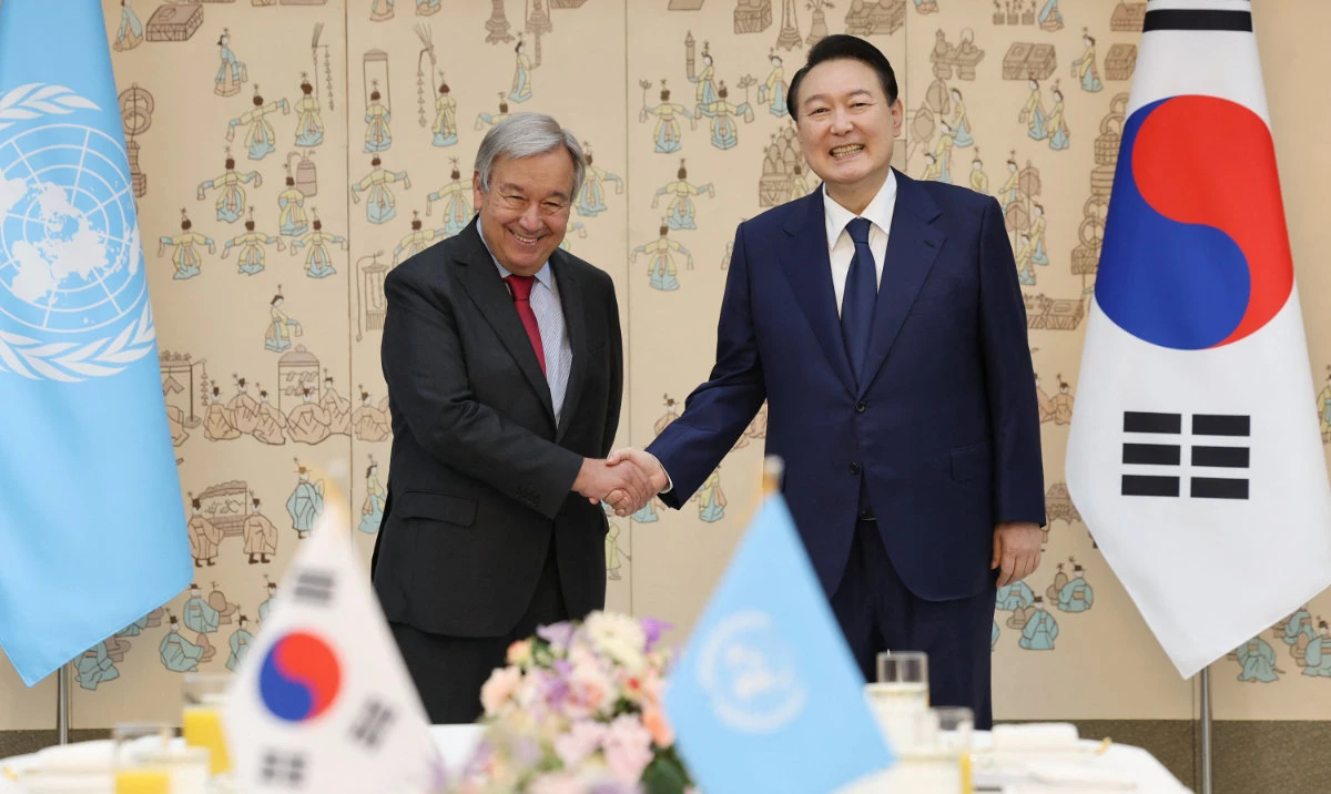 United Nations Secretary-General Antonio Guterres shakes hands with South Korean President Yoon Suk-yeol during their meeting at the Presidential office in Seoul, South Kroea, August 12, 2022. (Reuters)