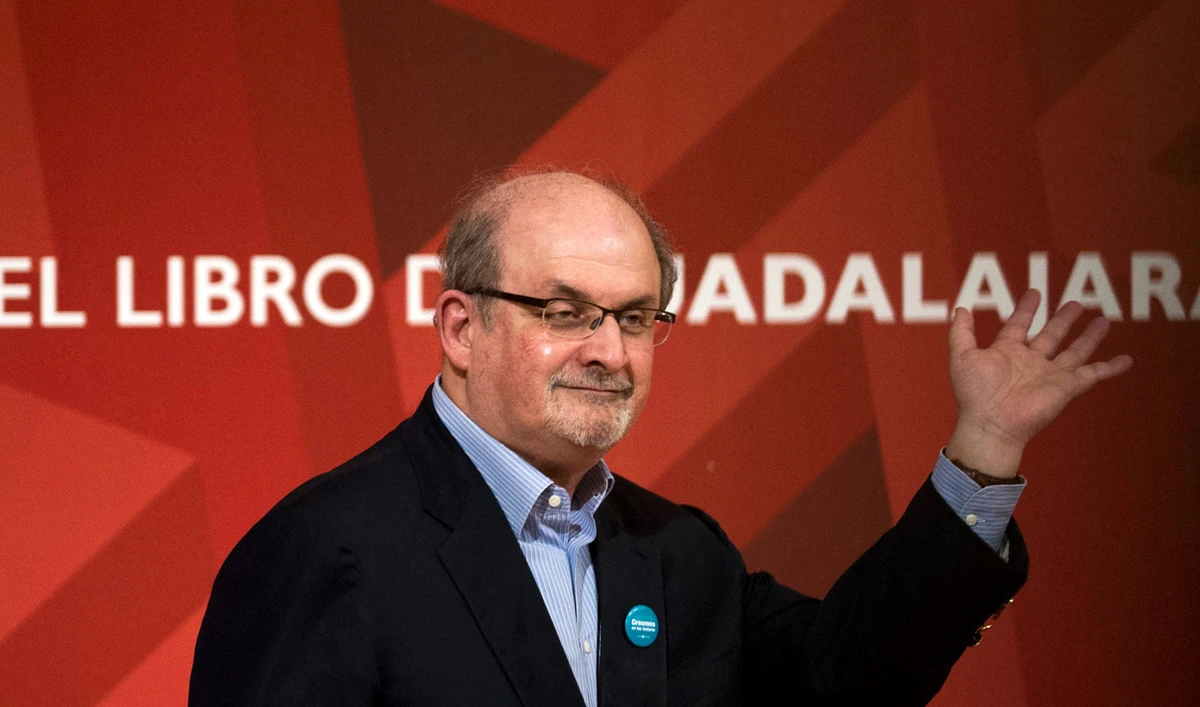 Indian-born British writer Salman Rushdie waves at the International Book Fair in Guadalajara, Mexico, on November 29, 2015. (AFP/File)
