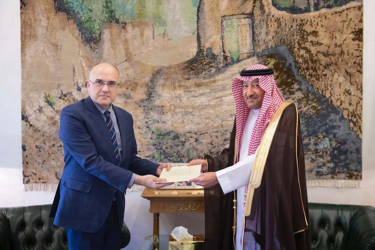 Costa Rica’s ambassador to the Kingdom hands over the letter to Saudi Deputy Minister of Foreign Affairs Waleed bin Abdulkarim Al-Khuraiji. (SPA)