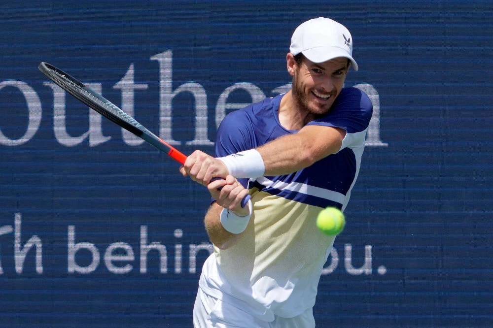 Murray downs Wawrinka in Cincinnati battle of veterans