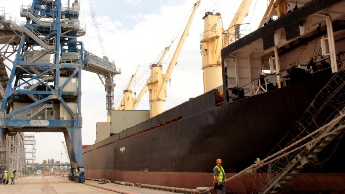 The Brave Commander, with 23,000 tons of wheat aboard, left for the African port of Djibouti. (AFP)