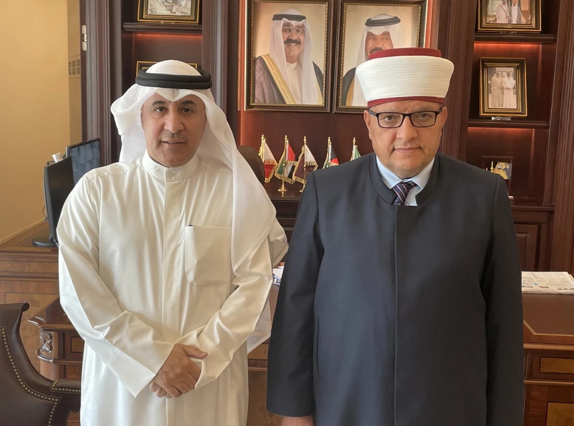 Kuwait’s Ambassador to Jordan and Palestine Aziz Al-Dihani meets with Palestine’s Minister of Awqaf and Religious Affairs Sheikh Hatem Al-Bakri. (KUNA)
