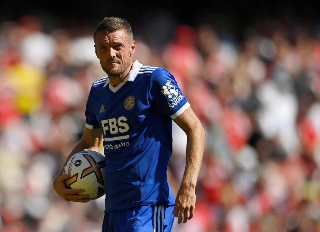 Leicester icon Vardy extends contract with Foxes