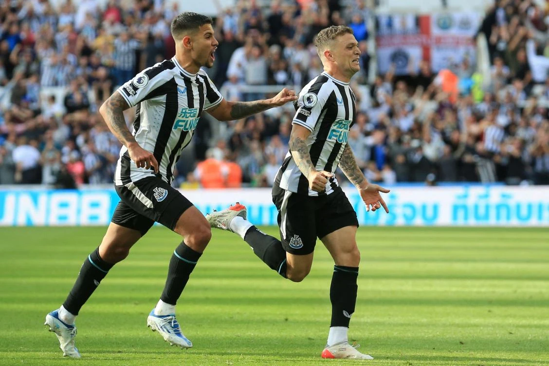 Newcastle United’s English defender Kieran Trippier, right, celebrates scoring against Manchester City at St. James’ Park in Newcastle-upon-Tyne, north east England, on August 21, 2022. (AFP)