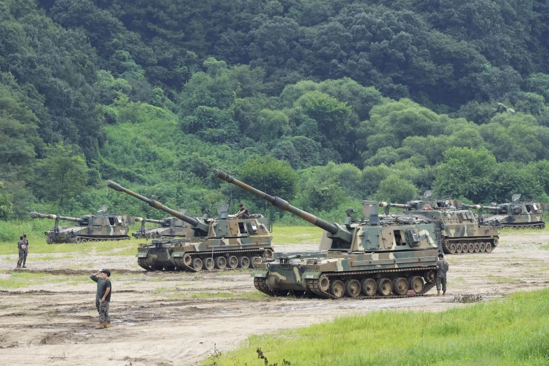 South Korean army K-9 self-propelled howitzers take positions in Paju, near the border with North Korea on Aug. 22, 2022. (AP)