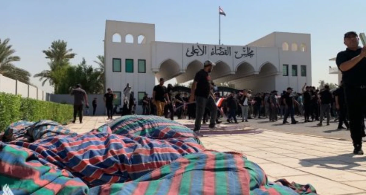 The Sadrists pitched tents outside the gates of the body’s Baghdad headquarters. (Iraq News Agency)