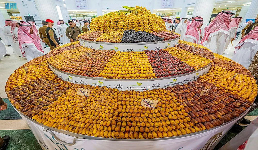 The men learned sales and marketing techniques and ways to differentiate between date types and varieties in the market. (SPA)