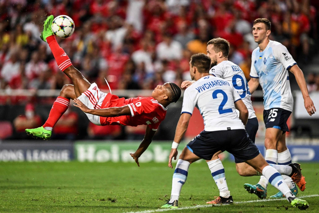 Benfica’s Brazilian midfielder David Neres does a scissor kick during the UEFA Champions League playoff second leg football match between SL Benfica and Dynamo Kiev at the Luz stadium in Lisbon on Aug. 23, 2022. (AFP)